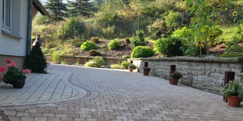 betonsteinpflaster-in-unterschiedlichen-farben-und-formenEEC7BC95-C2FC-DA04-4F1D-B60BA16B3C45.jpg