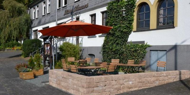biergarten-eingefasst-mit-einer-sitzmauer385ABB74-6F2B-59D7-22EA-B5D0D483B3CF.jpg